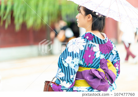 穿著和服的女人,在金澤觀光的女人 穿著和服的女人,在金澤觀光的女人 107477760
