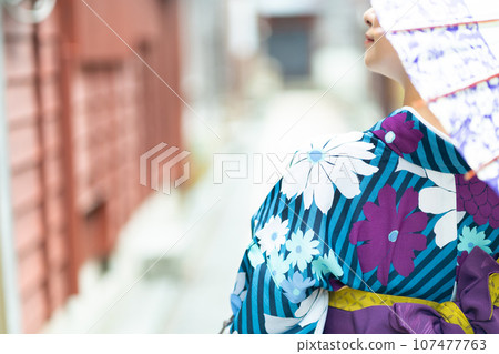 A woman in a kimono, a woman sightseeing in Kanazawa A woman in a kimono, a woman sightseeing in Kanazawa 107477763