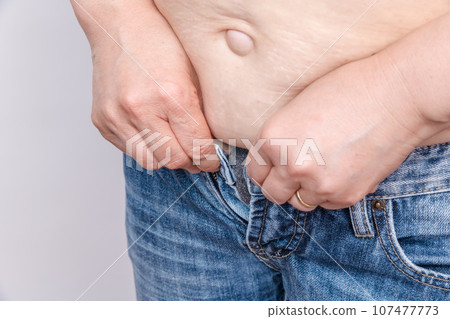 [Overweight housewife who can't close the buttons of her jeans] 107477773