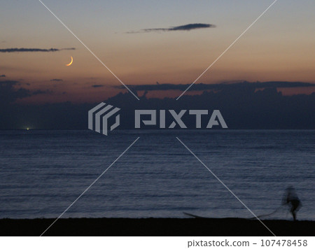 福井縣堺市三國町米川宿三國日落海灘的黃昏 福井縣堺市三國町米川宿三國日落海灘的黃昏 107478458