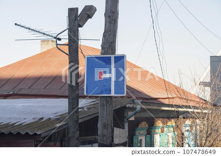 Road sign dead end on a wooden pole. Road sign dead end on a wooden pole. 107478649