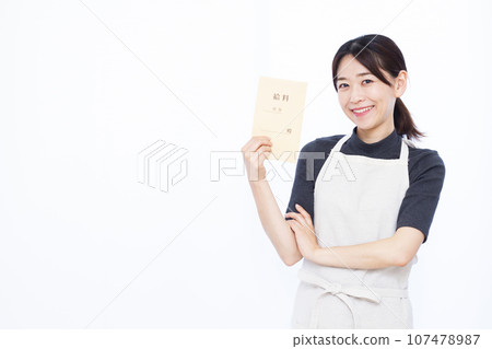 A housewife in her 30s holding a salary bag standing in front of a white background A housewife in her 30s holding a salary bag standing in front of a white background 107478987