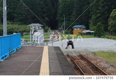 The platform of Awa Kainan Station on the Mugi Line, the final stop 107479730