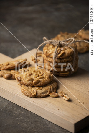 cookie, shortbread, baked good 107480103