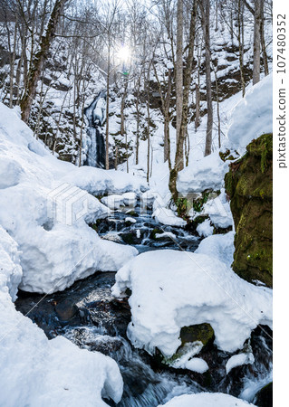 “Aomori Prefecture” Oirase Stream in winter, Kumoi Falls 107480352