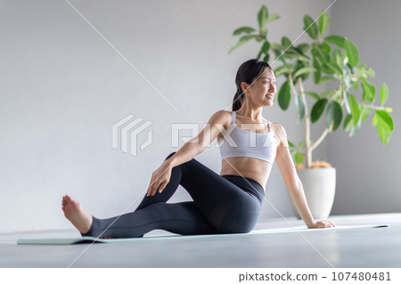 woman stretching exercise 107480481