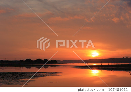 Morning glow reflected on the water surface 107481011
