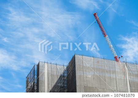 白雲蔓延的建築工地和起重機 白雲蔓延的建築工地和起重機 107481070