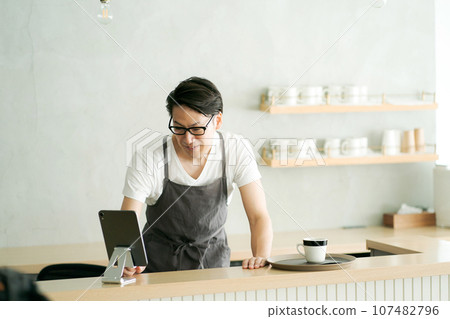 A man working at a cafe 107482796