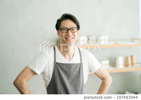 一個人在一家咖啡館工作 107483044