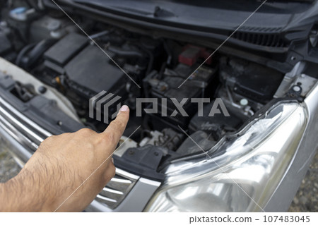 一名男子檢查輕型汽車引擎室的圖片 一名男子檢查輕型汽車引擎室的圖片 107483045