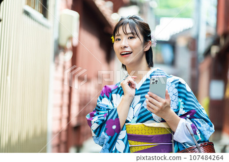 穿著和服的女人，在金澤觀光的女人 107484264