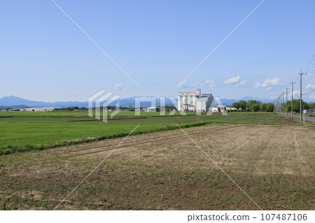 群馬縣大浦郡千代田町的風景，遠處是 JA 大樂館林富永鄉村電梯 107487106