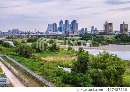 日本東京城市景觀十月...二子玉川站附近的多摩川和武趙小杉站前的塔樓公寓大樓=第3 日本東京城市景觀十月...二子玉川站附近的多摩川和武趙小杉站前的塔樓公寓大樓=第3 107487216