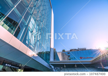 日本橫濱市九月新景。逃離電暈...橫濱站和光束...明天的希望之光,美好時光 日本橫濱市九月新景。逃離電暈...橫濱站和光束...明天的希望之光,美好時光 107487400