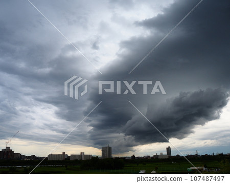 荒川堤的天空烏雲密布 荒川堤的天空烏雲密布 107487497