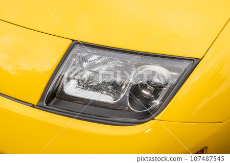 Headlight of the old car 107487545