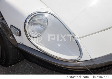 Headlight of the old car 107487552