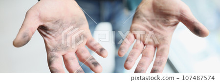 Dirty hands of man after wiping dust on bookshelves 107487574