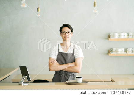 一個人在一家咖啡館工作 107488122