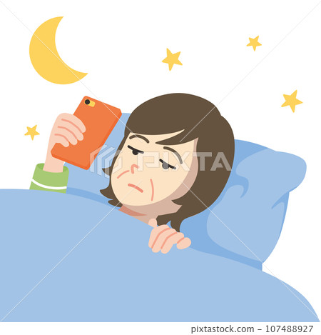 中年婦女睡覺時使用智慧型手機，白色背景，特寫 107488927