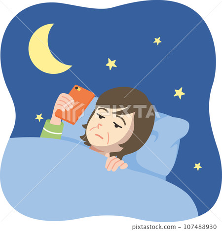 中年婦女睡覺時使用智慧型手機的特寫 中年婦女睡覺時使用智慧型手機的特寫 107488930