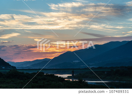 吉野川,四國三郎,德島縣,夕陽的天空 吉野川,四國三郎,德島縣,夕陽的天空 107489331