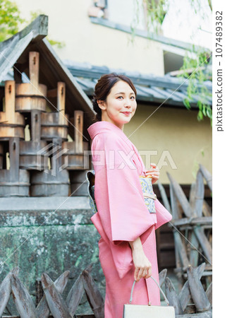一位穿著和服的年輕女子參觀京都的觀光景點 107489382