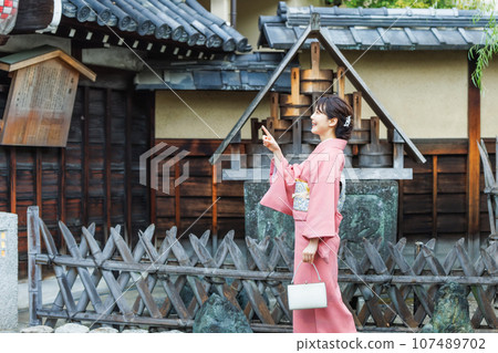一位穿著和服的年輕女子參觀京都的觀光景點 一位穿著和服的年輕女子參觀京都的觀光景點 107489702
