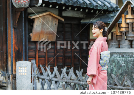 一位穿著和服的年輕女子參觀京都的觀光景點 107489776