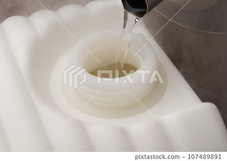 熱水袋，添加熱水 107489891