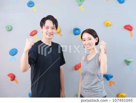 Men and women bouldering 107491095