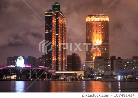 台灣高雄市愛河遊船夜景 107491434