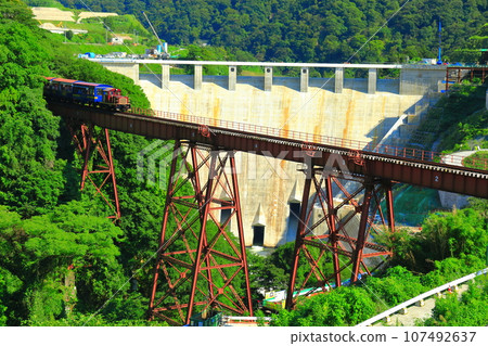 [熊本縣] 晴朗的南阿蘇鐵路無軌電車和館野水壩 107492637