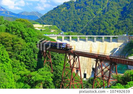 [熊本縣] 晴朗的南阿蘇鐵路無軌電車和館野水壩 107492639