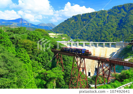 [熊本縣] 晴朗的南阿蘇鐵路無軌電車和館野水壩 107492641