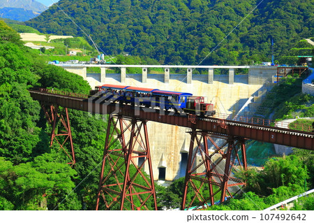 [熊本縣] 晴朗的南阿蘇鐵路無軌電車和館野水壩 107492642