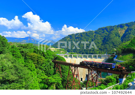 [熊本縣] 晴朗的南阿蘇鐵路無軌電車和館野水壩 107492644