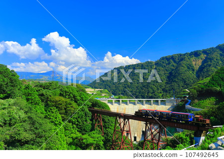 [熊本縣] 晴朗的南阿蘇鐵路無軌電車和館野水壩 107492645