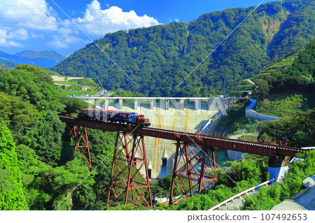 [熊本縣] 晴朗的南阿蘇鐵路無軌電車和館野水壩 107492653