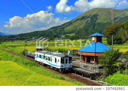 [熊本縣]晴天的南阿蘇鐵道和阿蘇山（白水高原站） 107492661