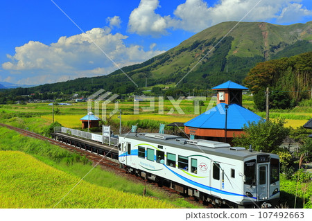 [熊本縣]晴天的南阿蘇鐵道和阿蘇山（白水高原站） 107492663