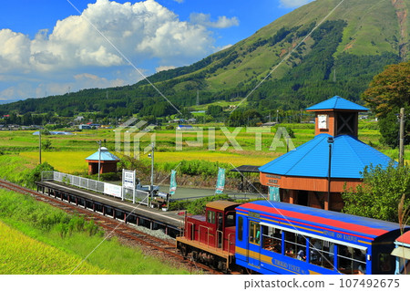 [熊本縣] 晴天的南阿蘇鐵路無軌電車和阿蘇山（白水高原站） 107492675