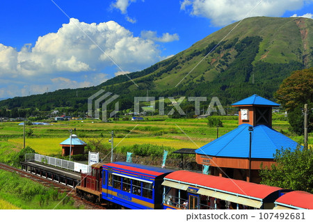 [熊本縣] 晴天的南阿蘇鐵路無軌電車和阿蘇山（白水高原站） 107492681