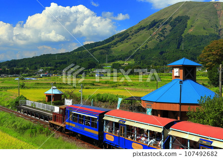 [熊本縣] 晴天的南阿蘇鐵路無軌電車和阿蘇山（白水高原站） 107492682