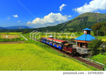 [Kumamoto Prefecture] Minami Aso Railway trolley train and Mt. Aso on a sunny day (Hakusui Kogen Station) 107492683