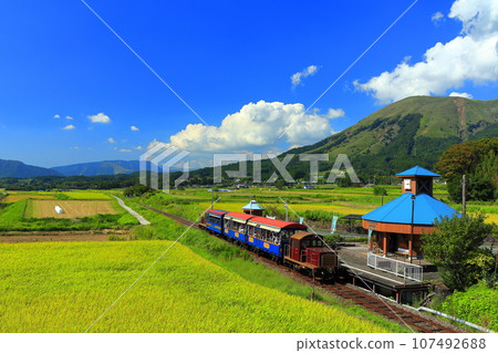[熊本縣] 晴天的南阿蘇鐵路無軌電車和阿蘇山（白水高原站） 107492688