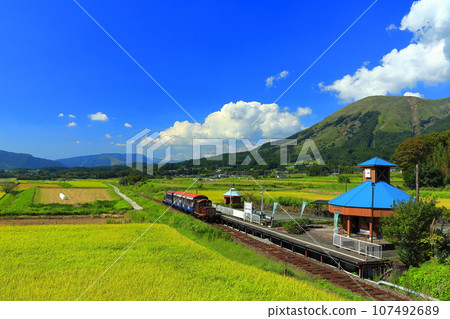 [Kumamoto Prefecture] Minami Aso Railway trolley train and Mt. Aso on a sunny day (Hakusui Kogen Station) 107492689