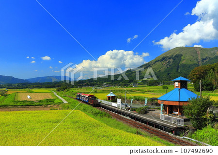[Kumamoto Prefecture] Minami Aso Railway trolley train and Mt. Aso on a sunny day (Hakusui Kogen Station) 107492690
