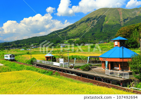 [熊本縣]晴天的南阿蘇鐵道和阿蘇山（白水高原站） 107492694